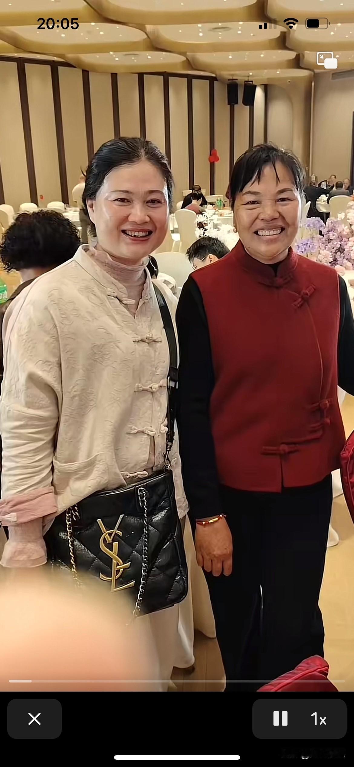 全红婵妈妈越来越会打扮穿衣了，不是整天穿着拖鞋的那种，起码出门在外都要注意一下自