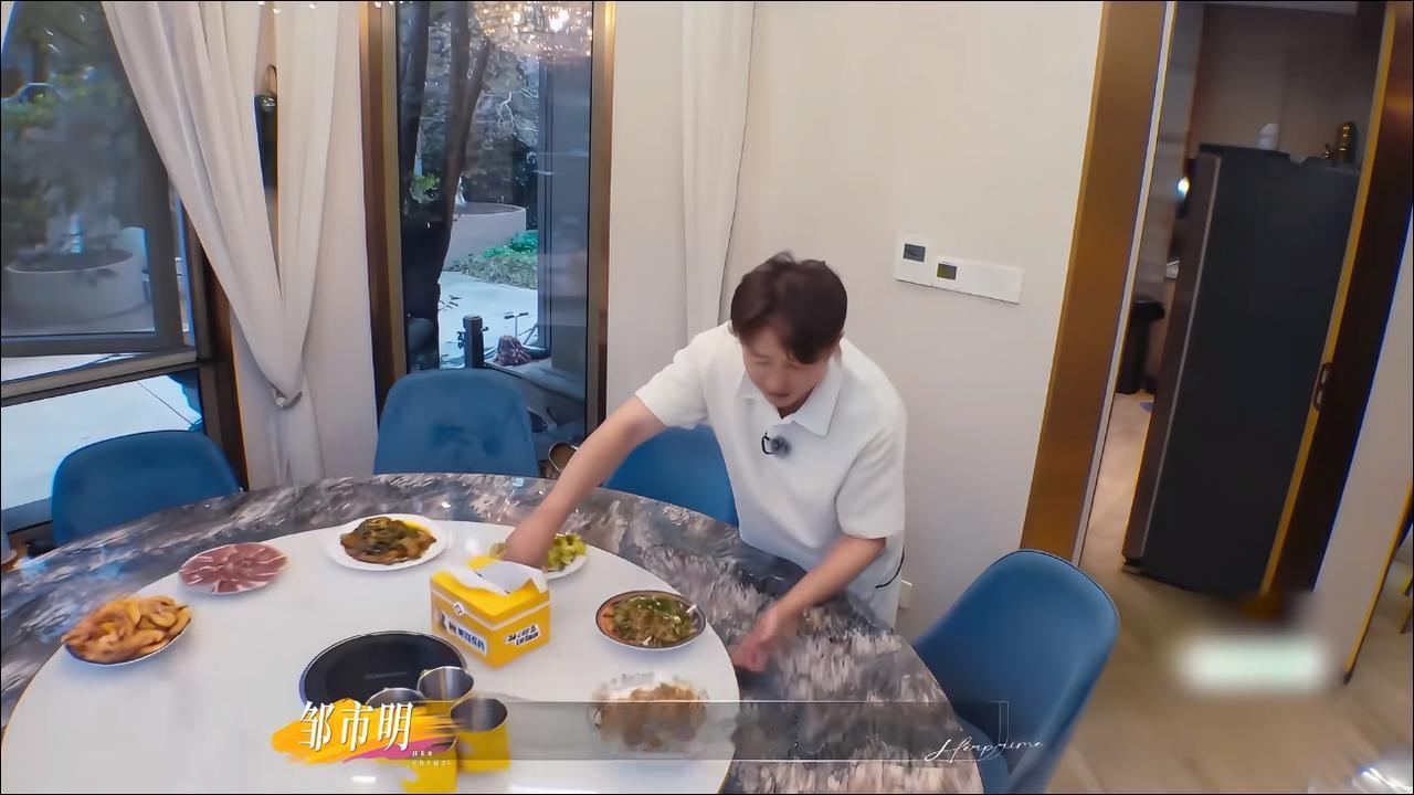 邹市明炒菜儿子直呼难吃，好尴尬。
他也是难得亲自下厨，给儿子们炒了几道菜。结果饭