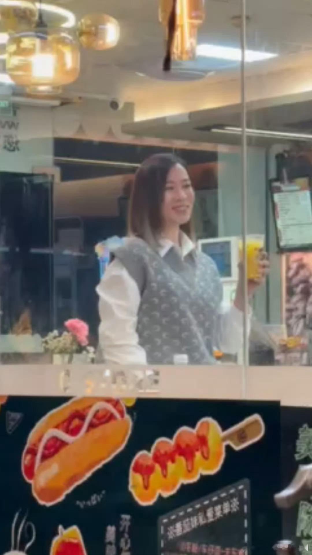 佘诗曼也去便利店调酒 港星接地气名场面+1！佘诗曼打卡便利店调酒潮流，用小瓶基酒