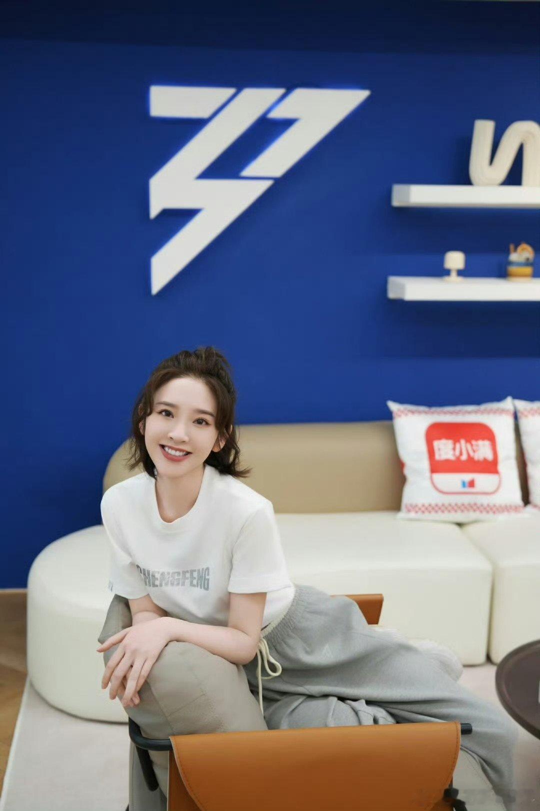 李小冉王濛唐艺昕又合体了 合体即名场面，姐姐们互动超有梗，欢乐根本停不下来！你好