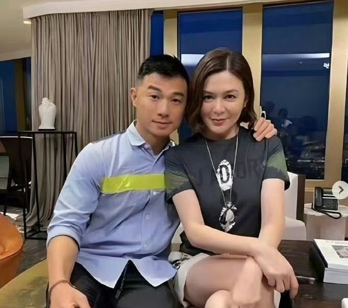 这是关之琳的模特男友，两人年龄相差35岁。 