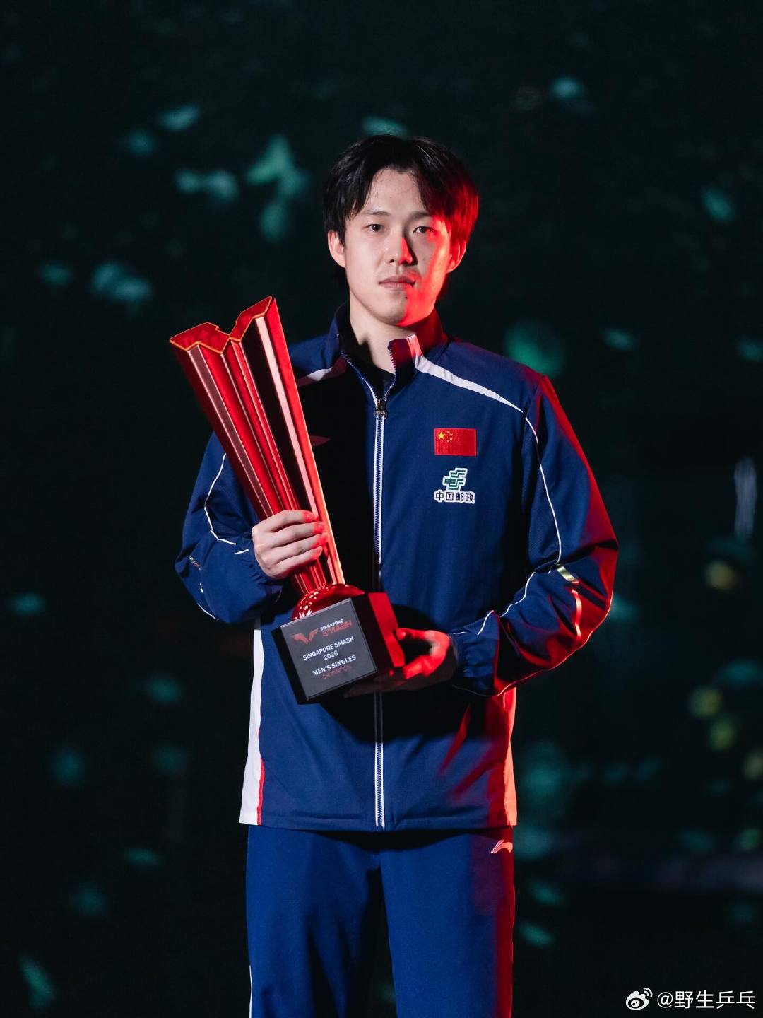 孙颖莎王楚钦新加坡冠军宣传照 2026年WTT新加坡大满贯落下大幕，王楚钦和孙颖