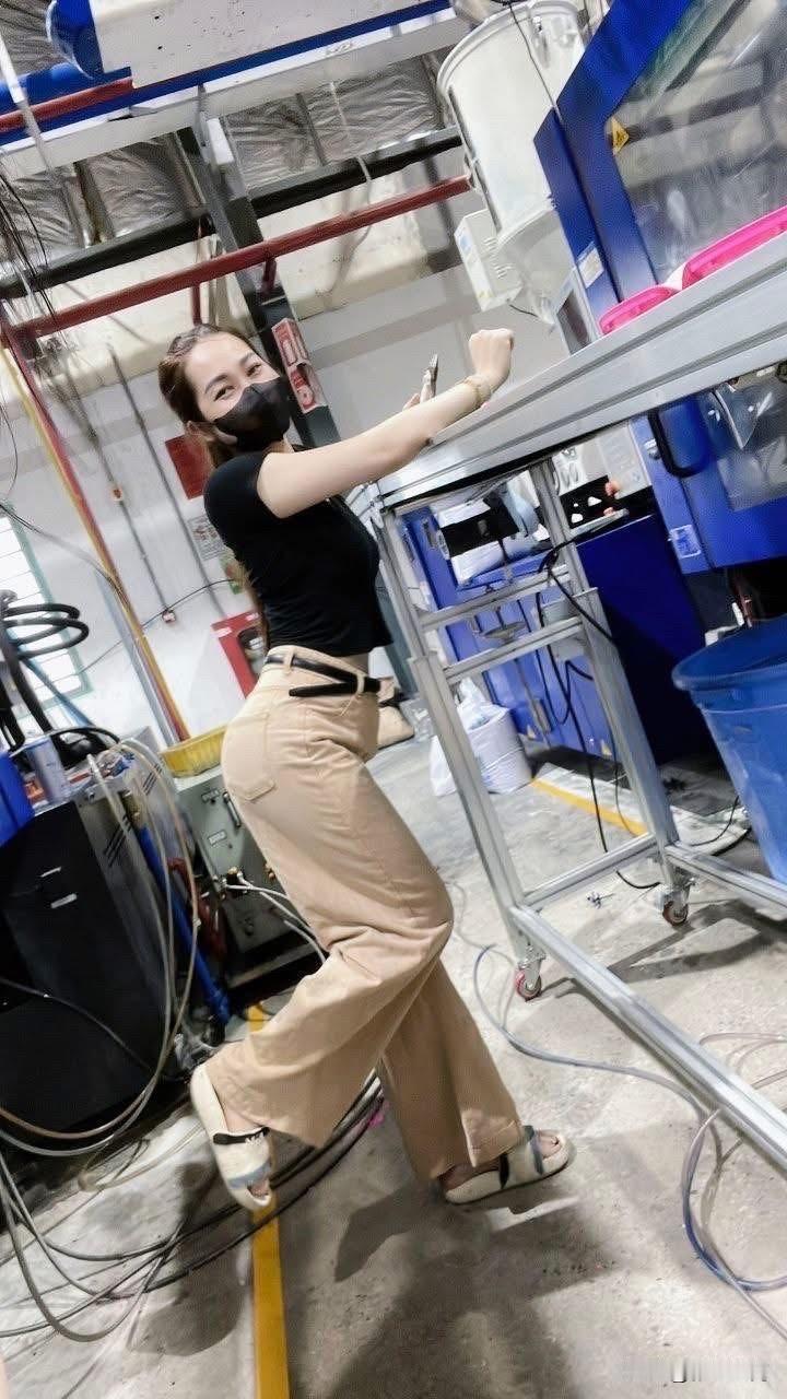 越南工厂实拍！厂区高颜值女工气质出众，日常务工也自带亮眼风采

说起越南本地工厂