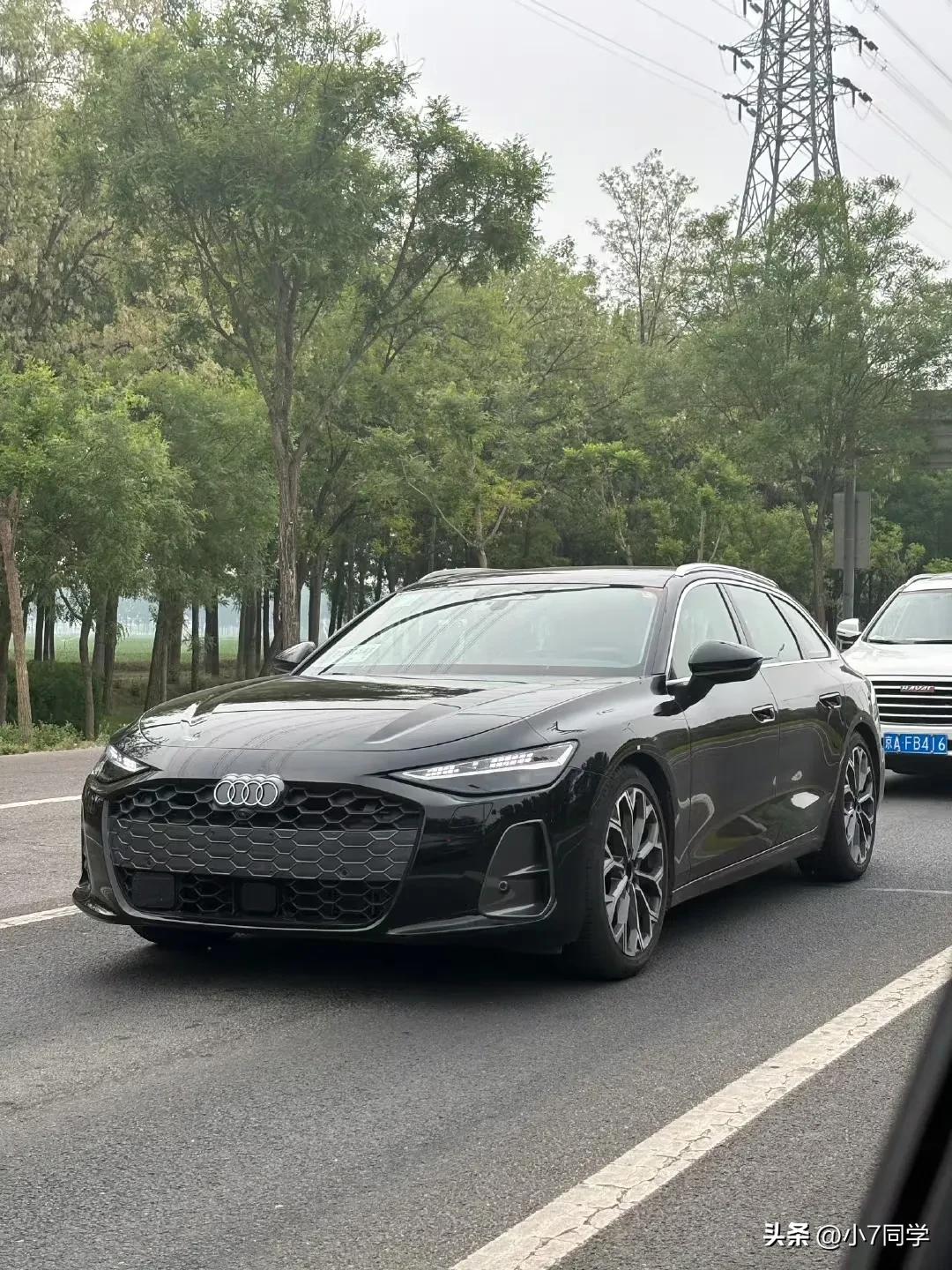 全新一代奥迪A6 Avant路试无伪装实车，仔细看看其实挺好看的。

单论目前的