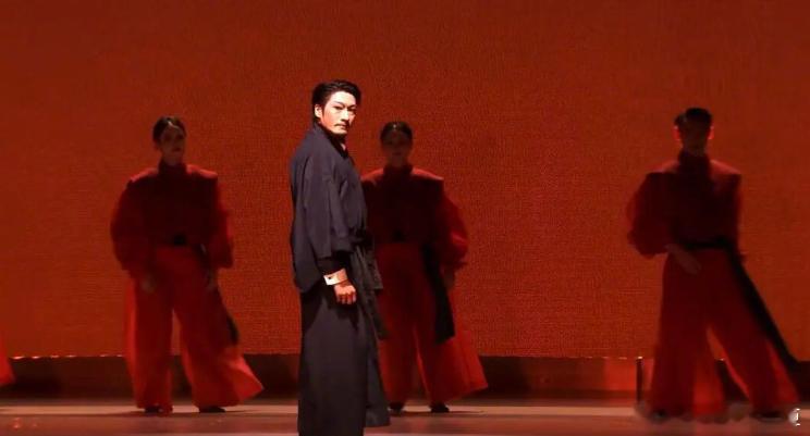 演员回应脱掉和服才向观众鞠躬致谢戏里可入角色，戏外必守本心。脱和服再鞠躬，是职业