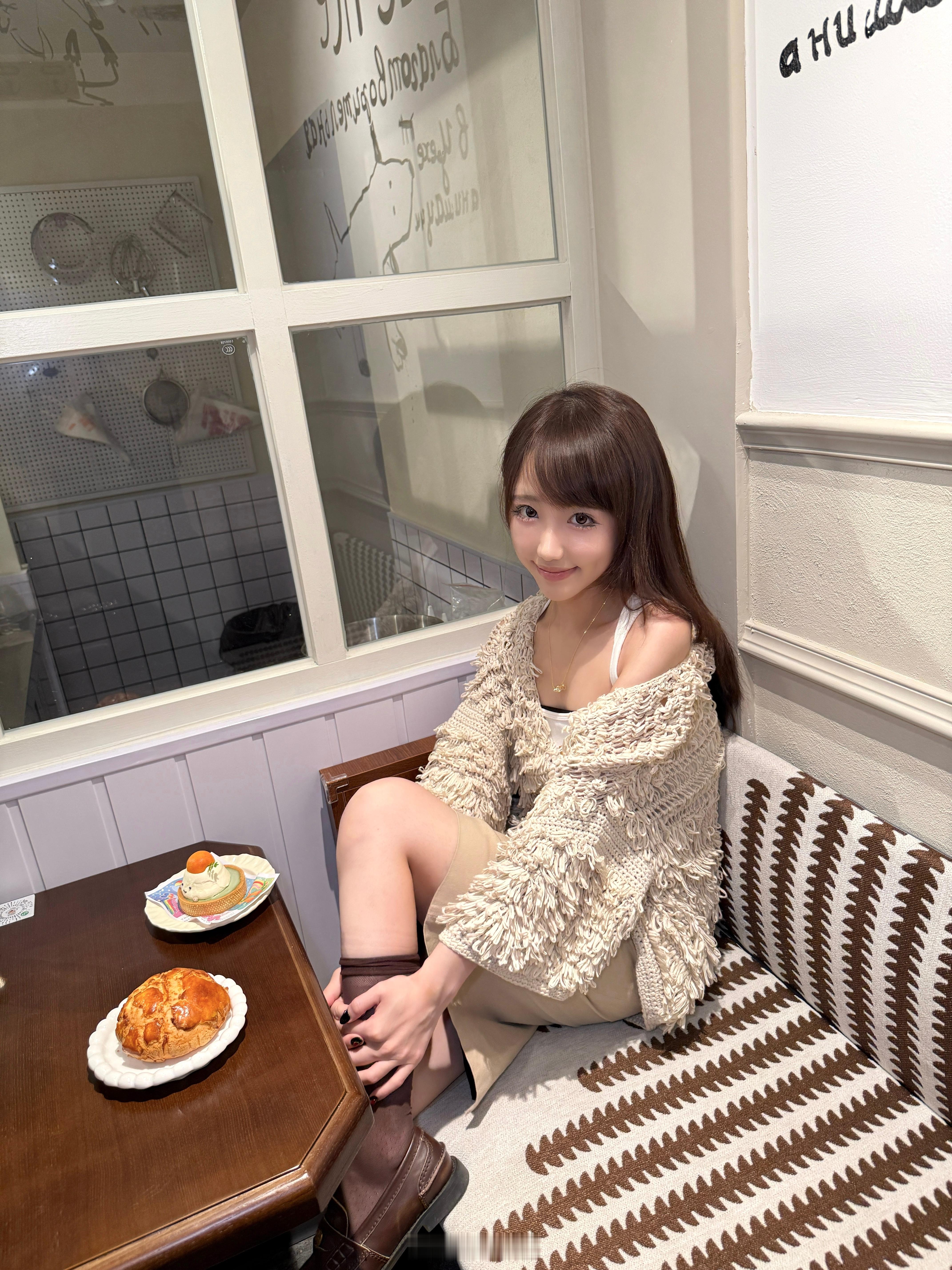 很难取舍了🍰🌧️🏘️♥️ ​​​