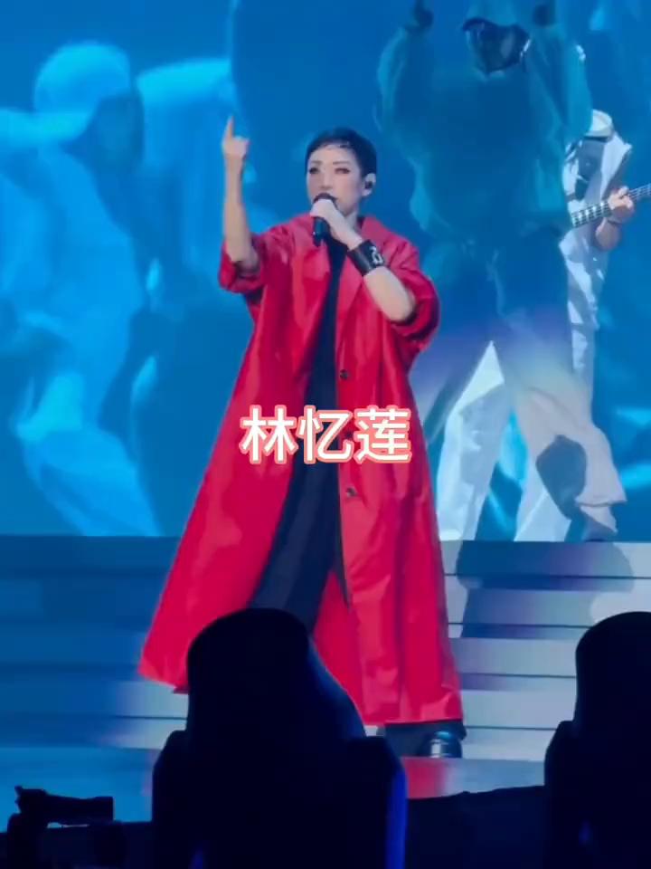 林忆莲。
寻1分钟的恋爱，而1分钟可找到什么？寻一分钟的天气，而一分钟可讲到什么