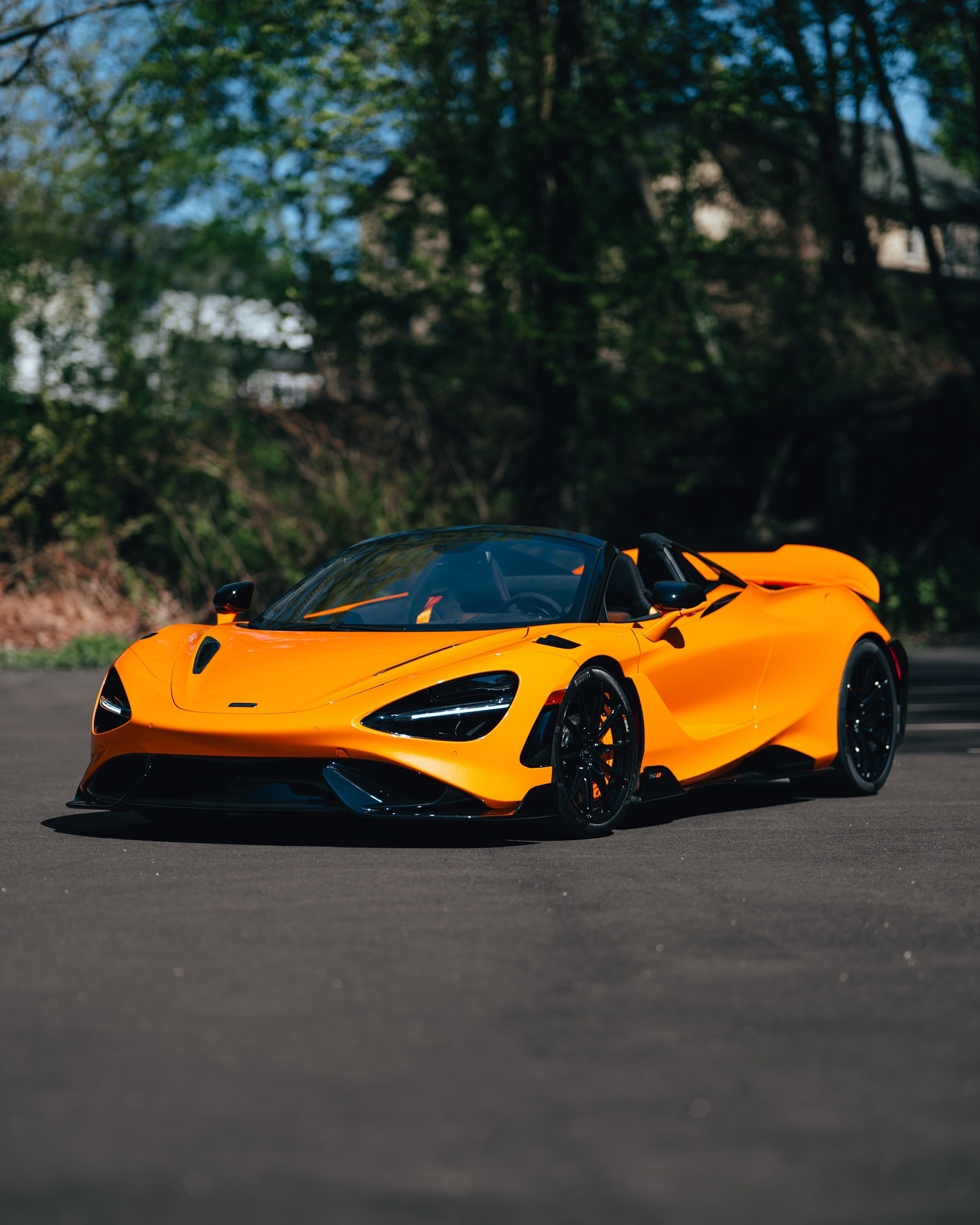 迈凯伦765LT Spider ，全球限量 765 辆，因其强劲的动力和令人难以