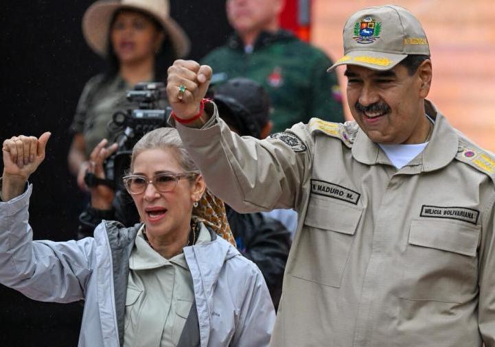 委内瑞拉总统马杜罗和妻子被美军三角洲特种部队抓到美国。