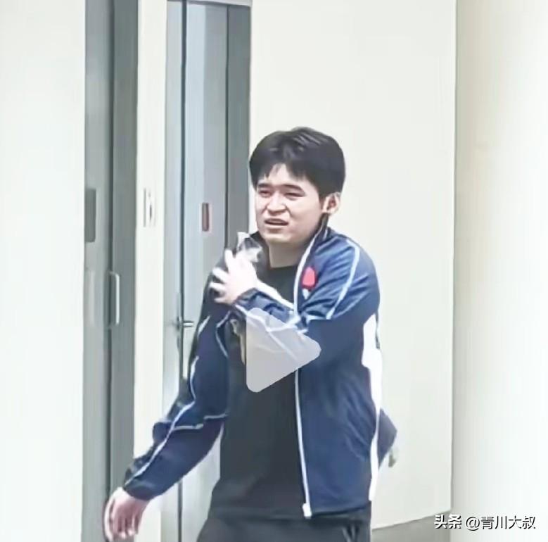 别乱猜了！林诗栋退出世界杯，央视已经说明原因！
就是因为肩袖肌腱炎和部分撕裂伤！