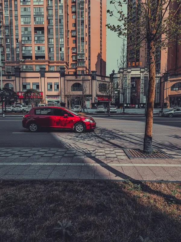 儿女都在城里住，爸妈老年住哪确实是个让人纠结的问题。
让爸妈住城里，能和儿女离得