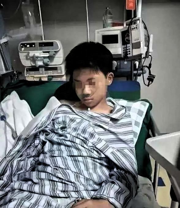 16岁男孩诊断重度抑郁，花光35万积蓄治疗无效，父亲一脚踹去：“装模作样！”令人