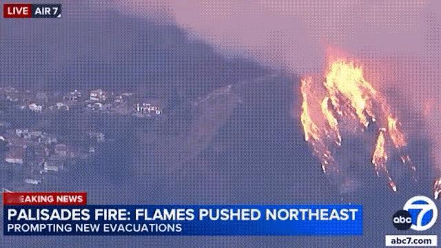 当地时间1月12日，美国ABC直播，洛杉矶大火只要翻过山，山下就是最贵富人区之一