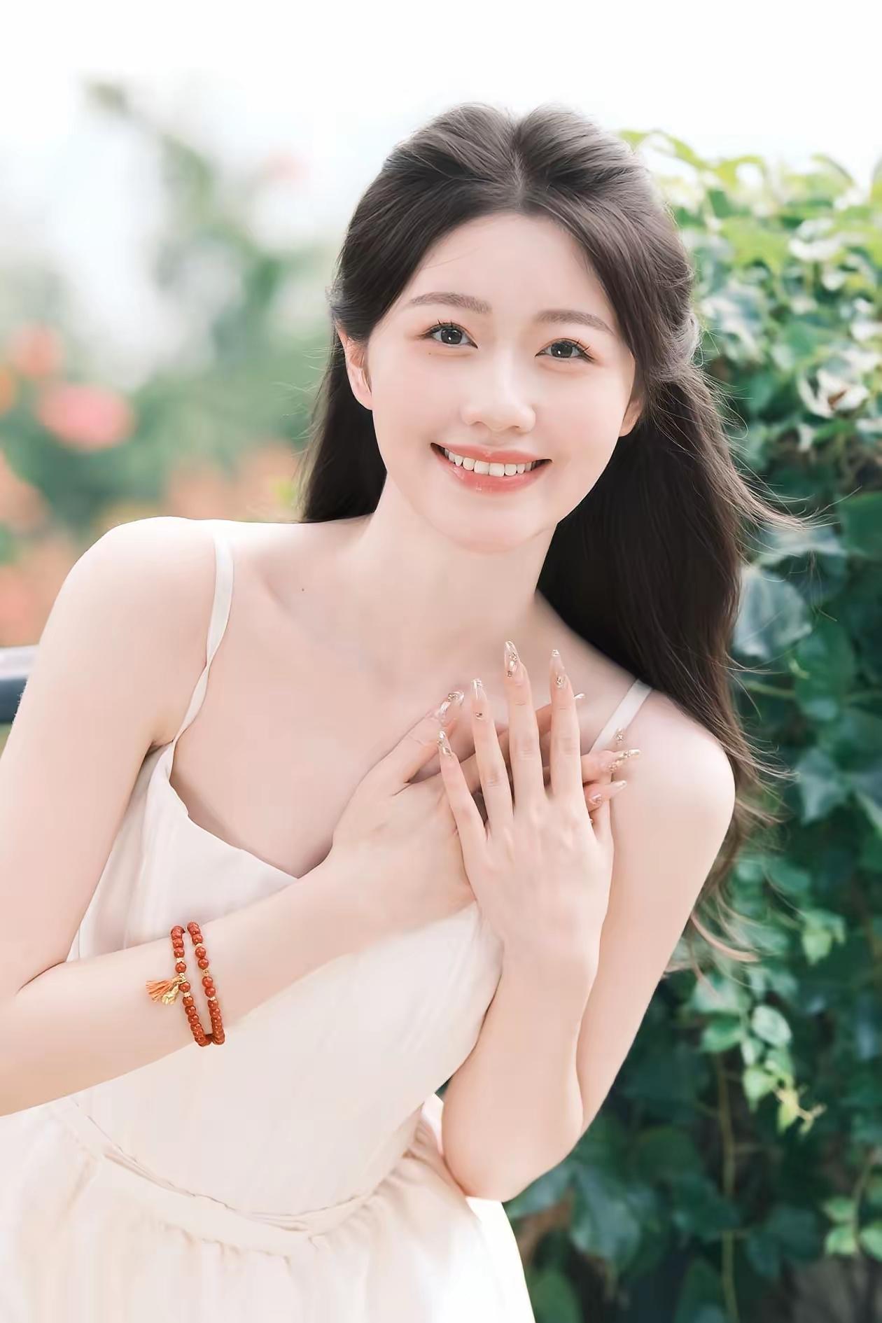 我攥着裙角躲进绿影里
刚晒暖的红珠蹭过手腕
像去年外婆塞在我口袋的糖
风忽然撞过