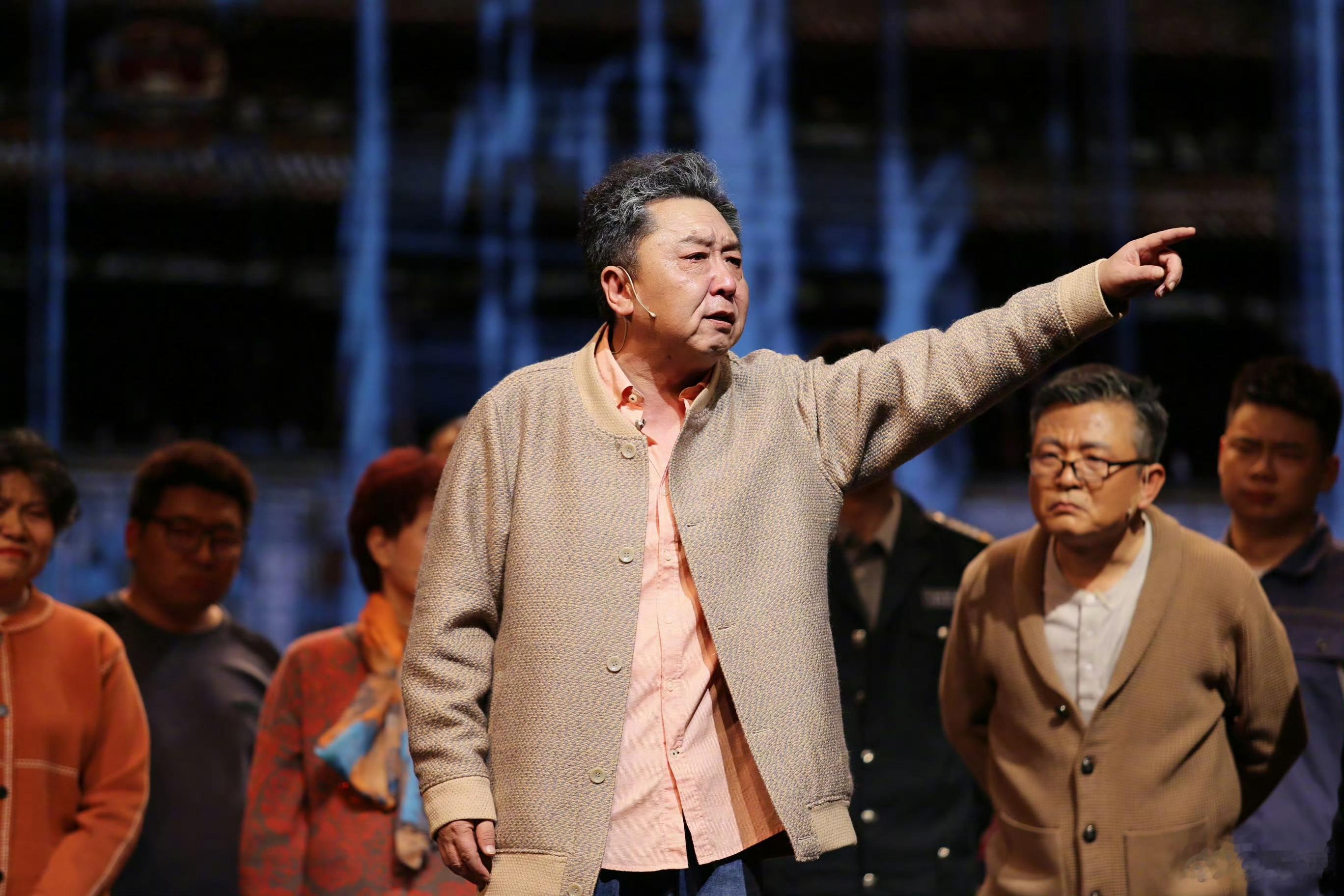 于谦的叛逆期持续了50年看完于谦熬夜追书的日常狠狠共情，一把年纪不遵循早睡养生，