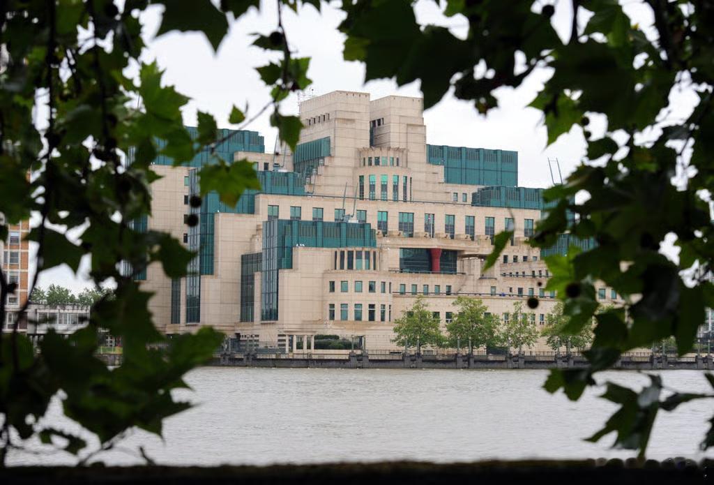 【英国秘密间谍基金曝光】（政治报）在詹姆斯·邦德电影中，英国间谍配备了爆炸笔和毒