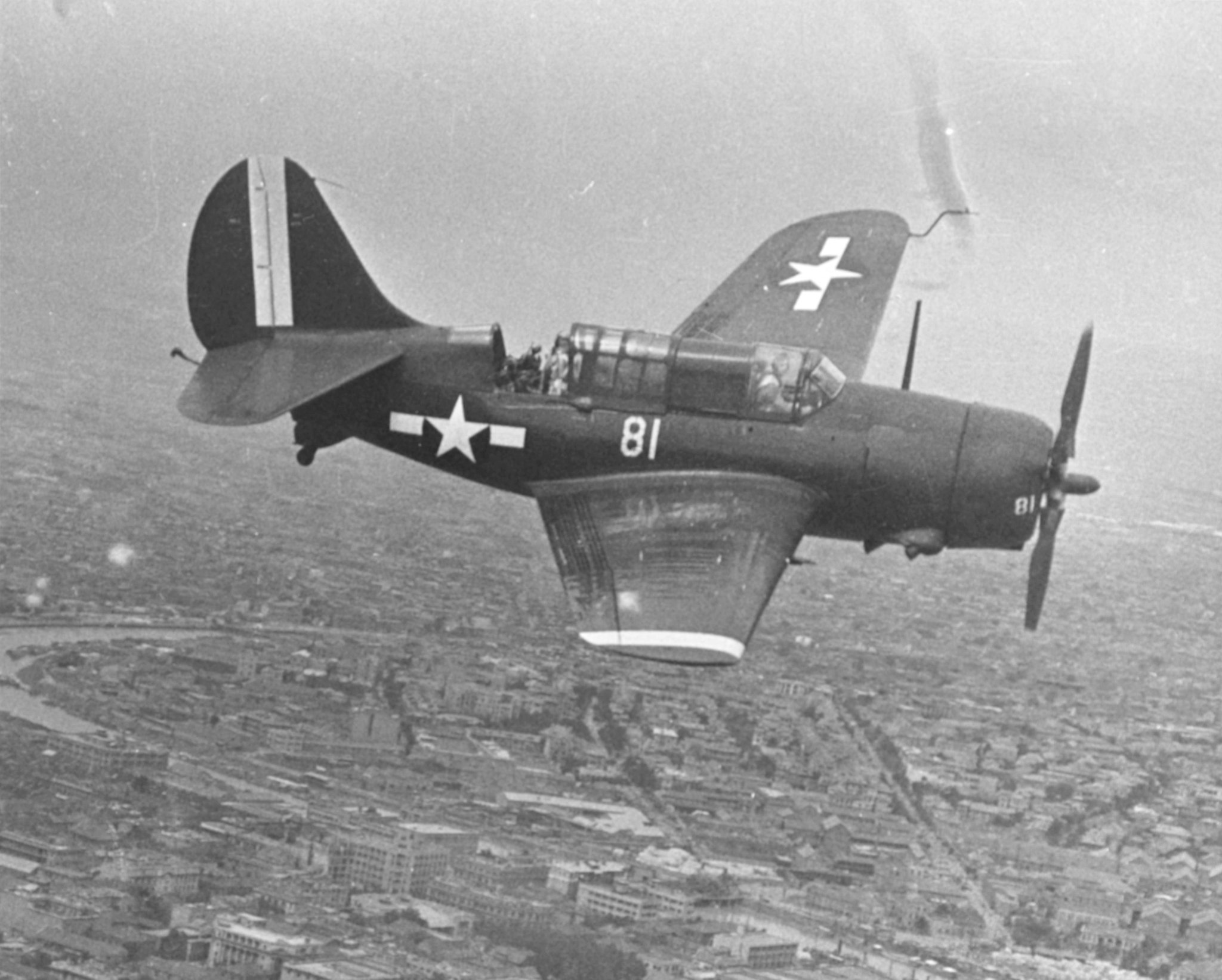 飞扬军事[超话] 1945年9月5日，美国航母“勇猛”号所属SB2C“地狱俯冲者