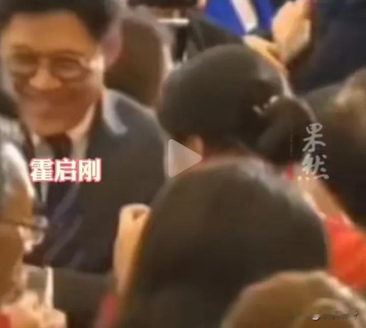 霍启刚明显特别偏爱全红婵，不但专门找小红聊天，而且交谈过程笑容满面，为了表示尊重