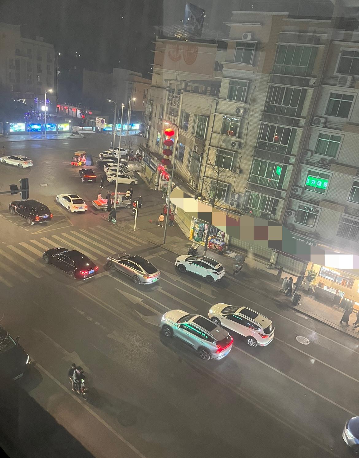 小县城过年-热闹和冷清之间！

成都过年，店铺多数已经关门歇业，除了锦里、武侯祠