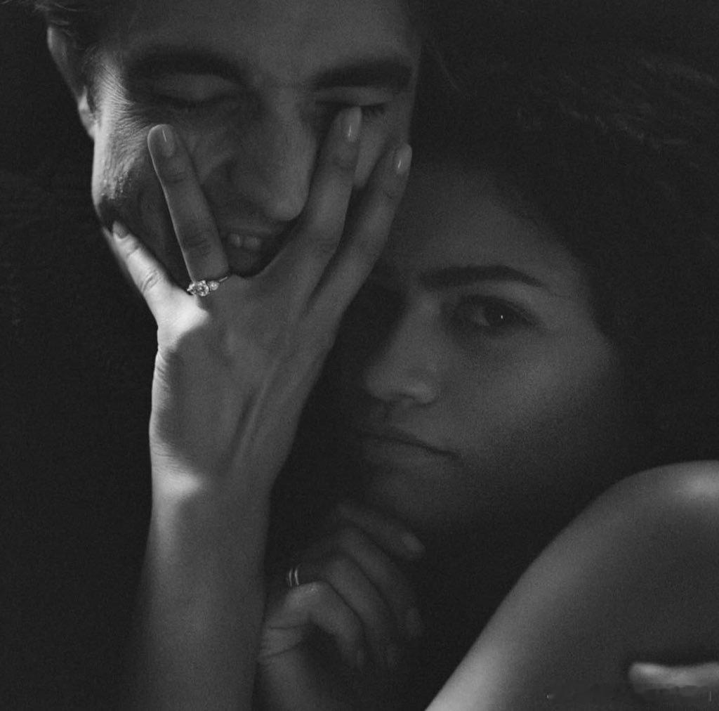 两张罗伯特·帕丁森和赞达亚主演的《爱情抓马》最新剧照，4月3日在北美上映。本片讲