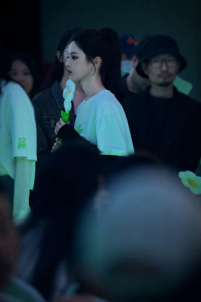 杨超越拍戏手臂大面积淤青 为还原戏中场景受伤，淤青隐忍不言，低调努力，真诚对待每