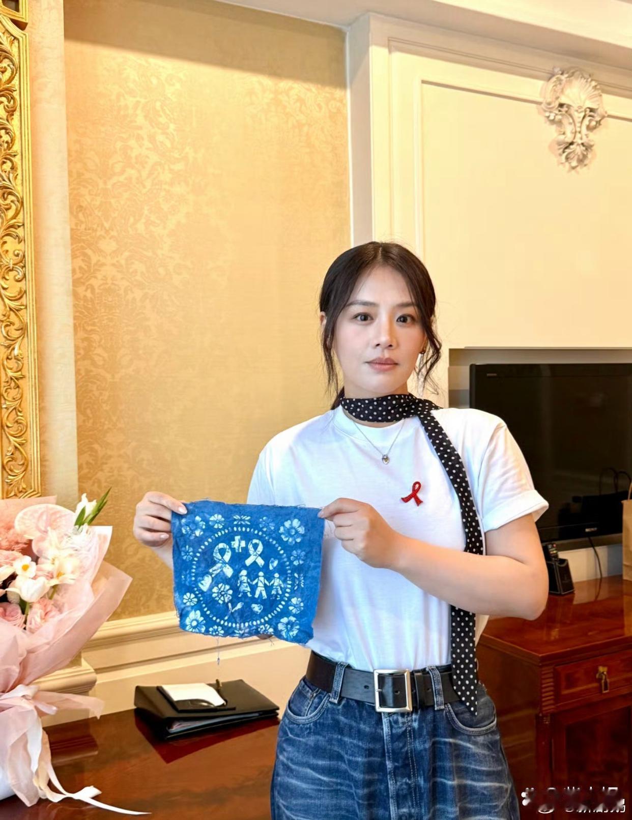 马思纯什么都好，就是这枚红色胸针太靠里了！ ​​​
