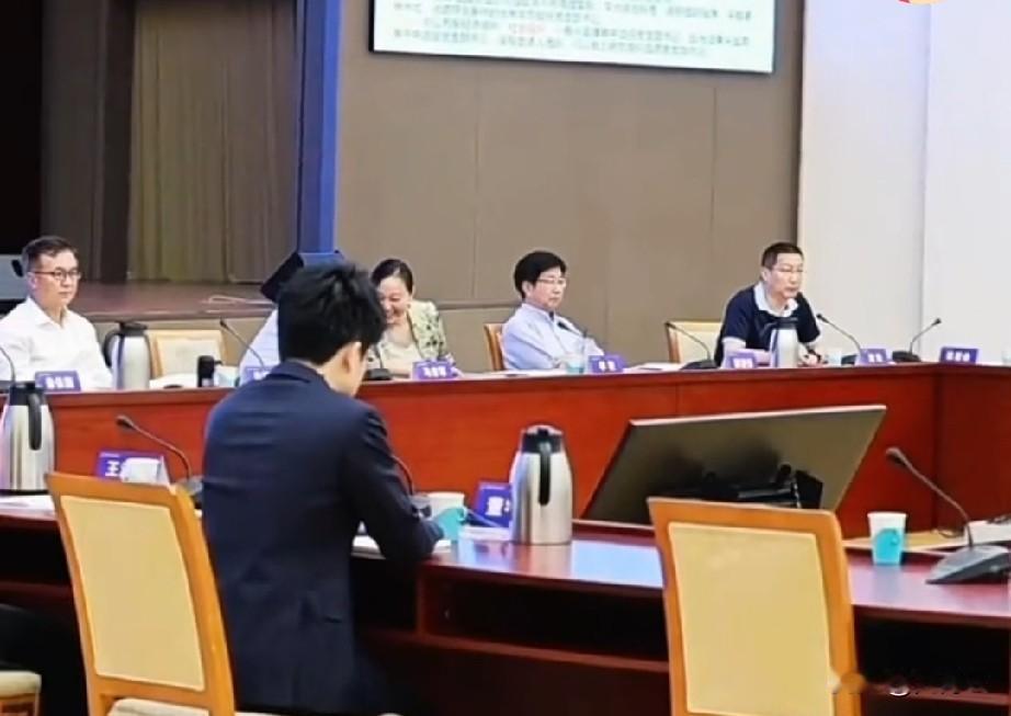 很喜欢董宇辉在会场的这个背影，板板正正，能感觉到他的专注和认真。与辉同行一直在做