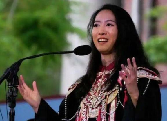 美式空洞价值观，中国青年从不追捧，更不会主动迎合效仿。
 
2025年哈佛毕业典