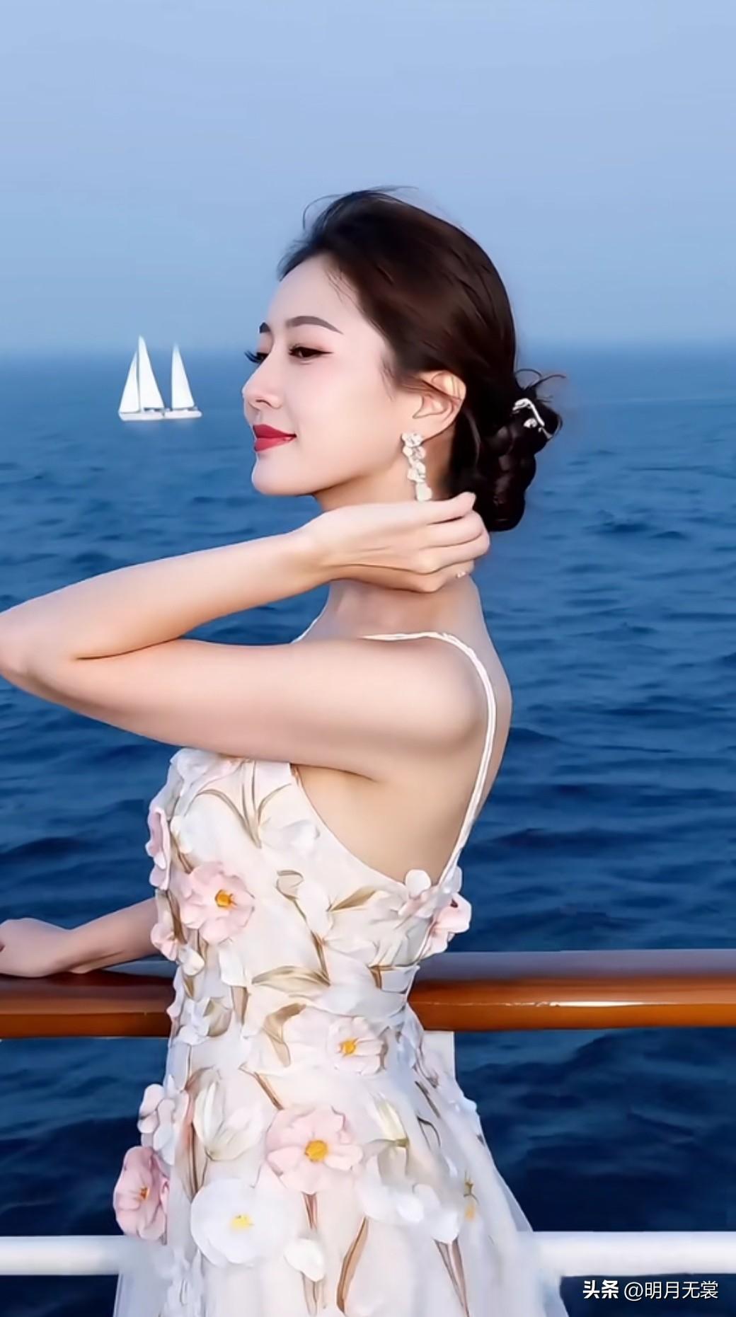 海边漫步，花裙飘逸，海风轻拂，心情舒畅。