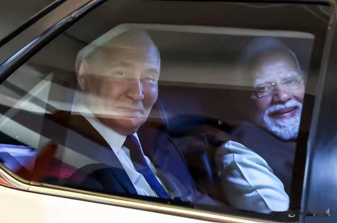 据媒体报道，在机场，莫迪和普京二人一起上了专车，在没有带翻译和任何随从的情况下并