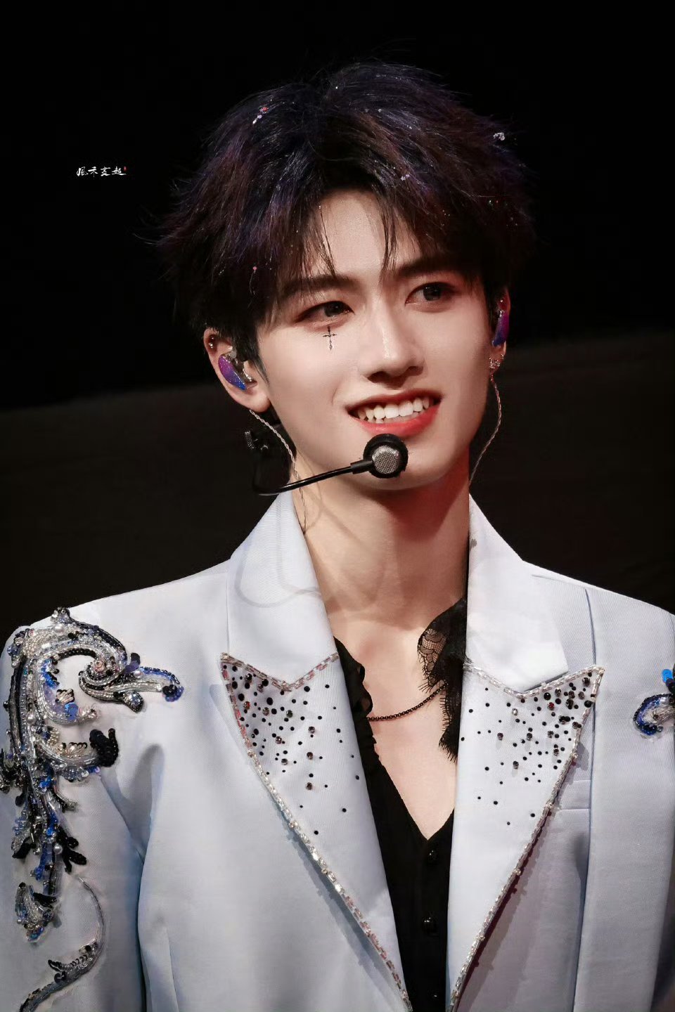 朱志鑫舞台可酷飒可可爱，全开麦唱跳超稳，满分爱豆甜度拉满了，到底是谁的爱豆这么有