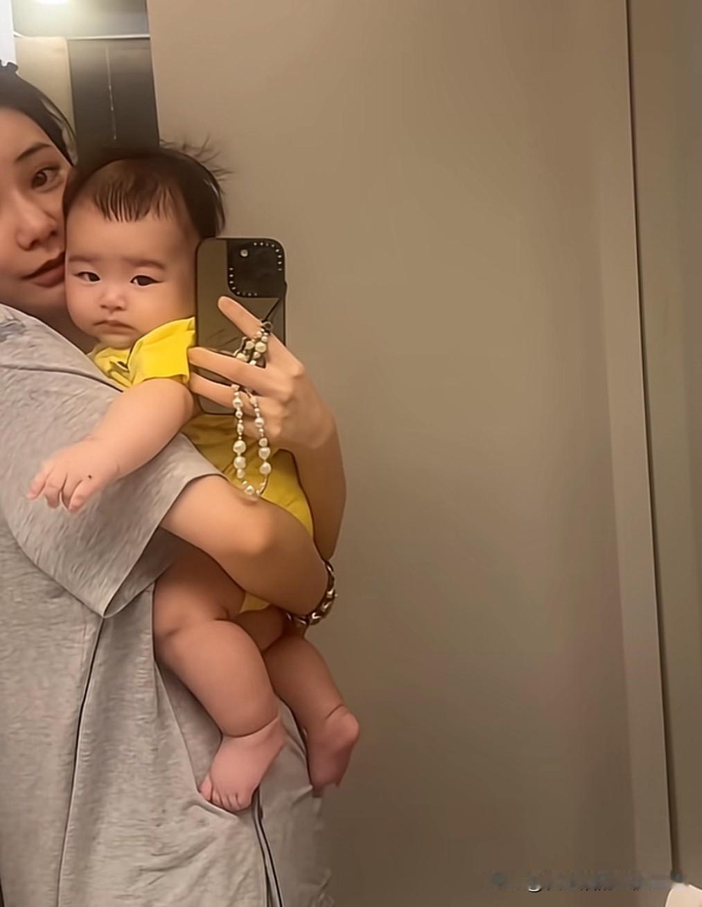 汪小菲这宝儿真帅
汪小菲和马筱梅的儿子汪宝儿四个多月了，马筱梅把宝宝抱在肩头，小