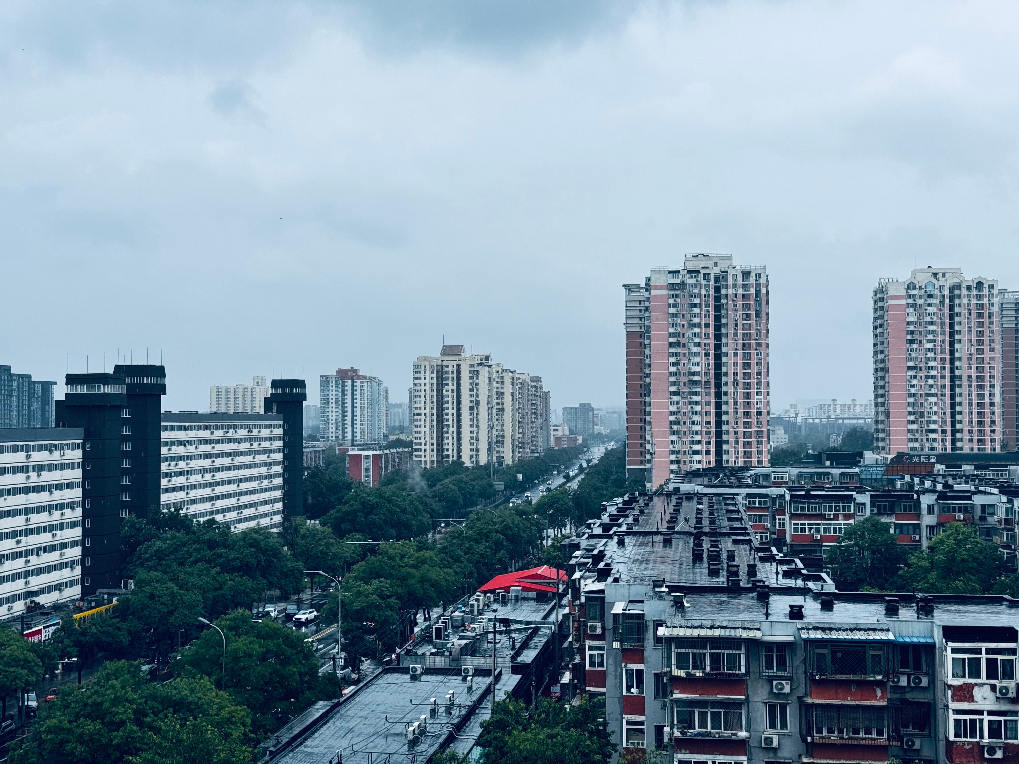 又到了每年高考的这场雨了...回忆起我的高考，还是在一六一中学，也就是现在的一六