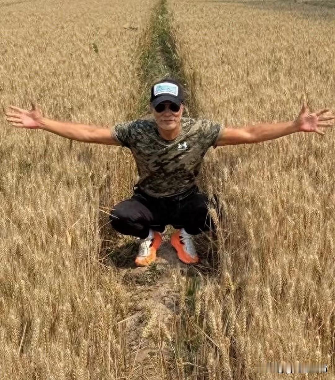 看到“春播千亩稻”这个上联，瞬间感觉有股浓浓的农耕气息扑面而来。春天里，农民伯伯