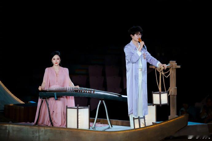 许嵩安泊猜想升降台宠粉独特的舞台设计，只为和远处的听众相见 