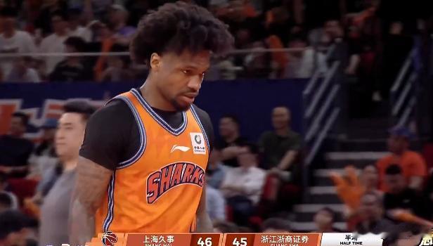 CBA总决赛G2半场战报：上海46-45领先 1 分，布朗20分独木难支
 
2