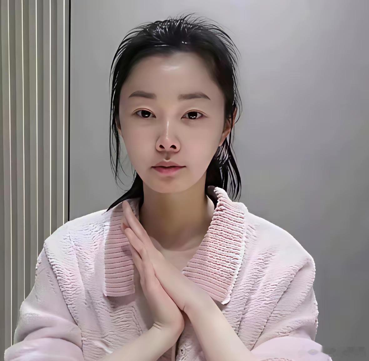 宋轶的鼻子怎么这么奇怪？说实话，这个素颜状态非常好，皮肤白皙，也没啥暗沉痘印啥的