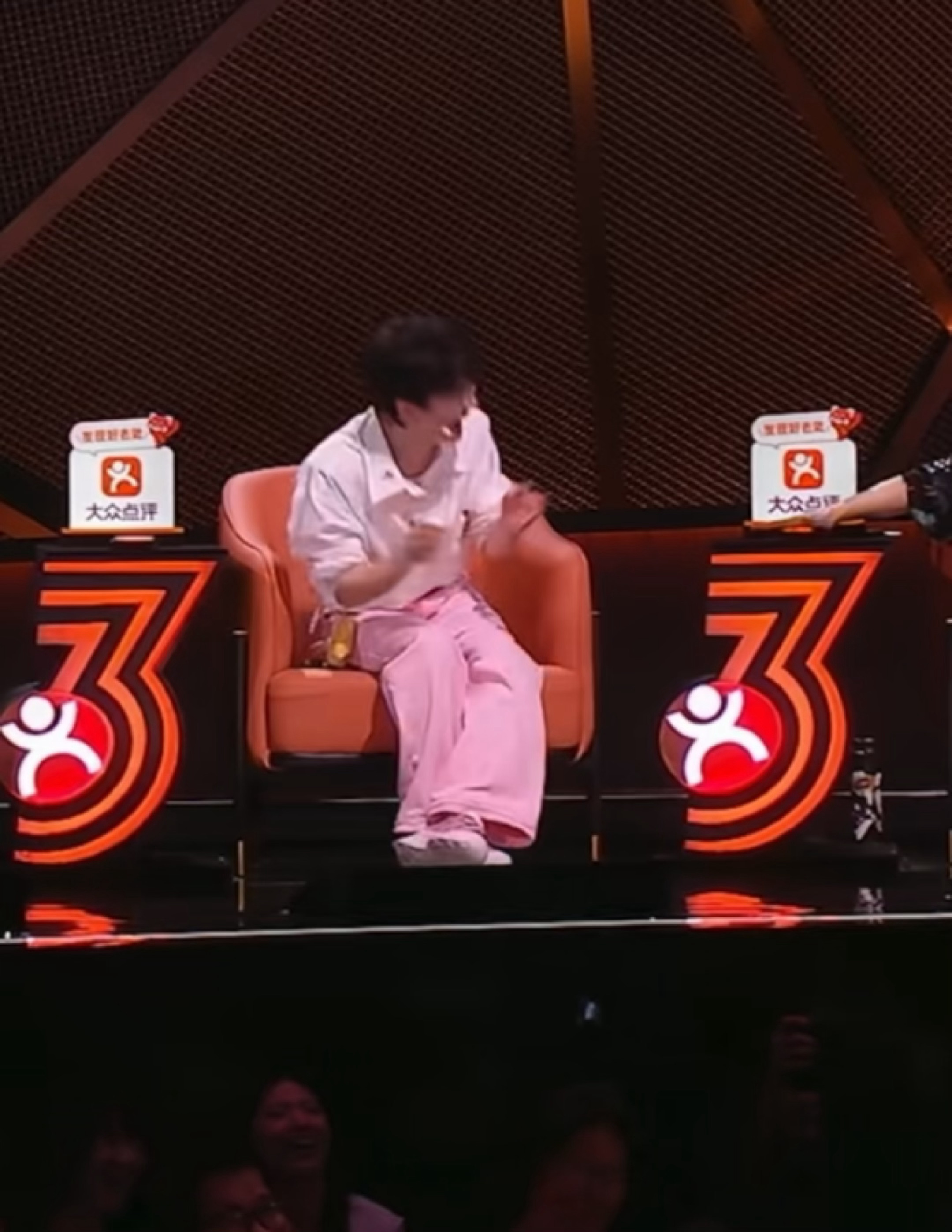 脱友3官宣周深表演一个站起来又瞬间坐下的大动作