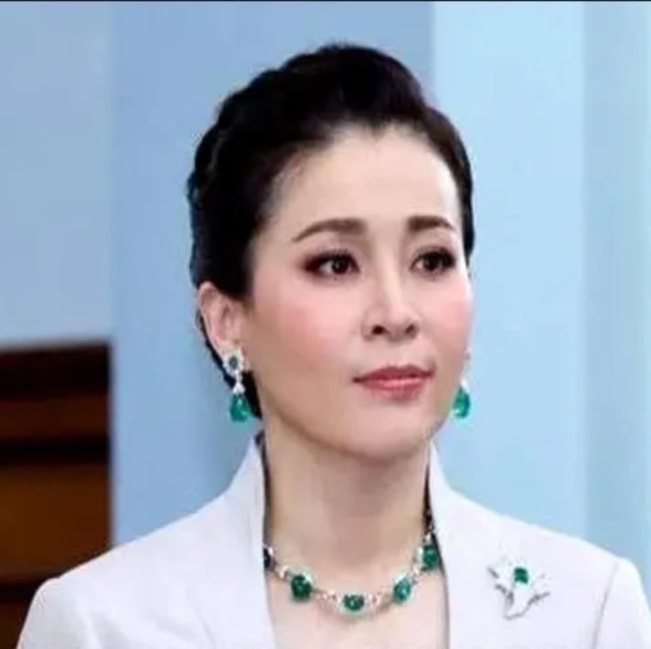王后会开战斗机，这在世界范围内都是凤毛麟角，非常罕见，但泰国王后素提达做到了，真