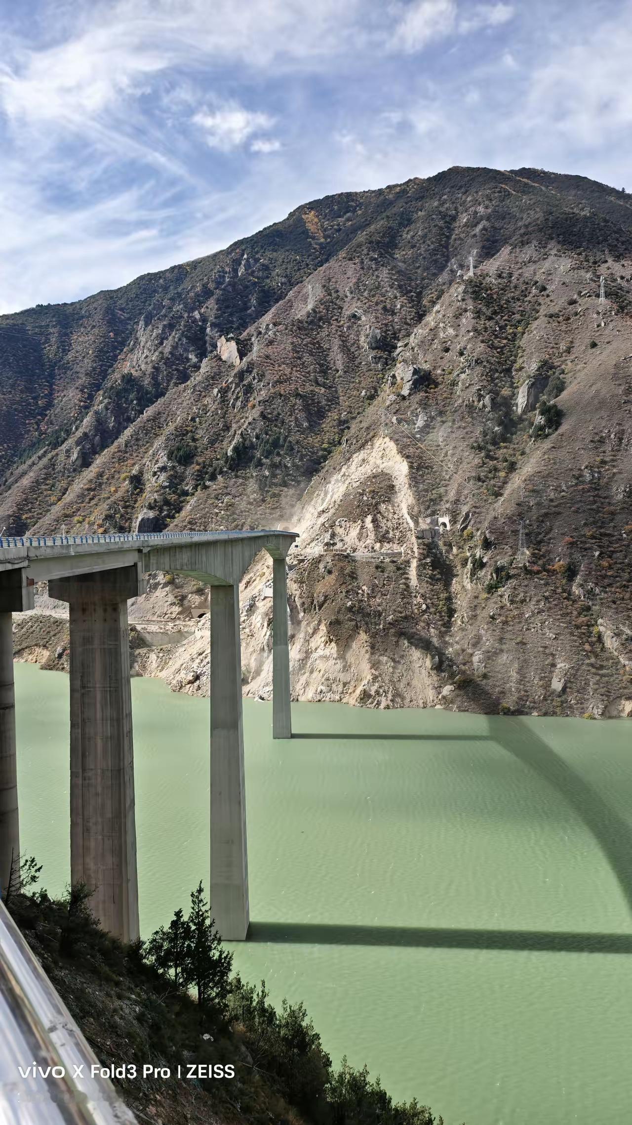 看到四川省压垮的红旗大桥新闻，再对比一看现场，真的是地质堪忧啊。

看到合拢大桥