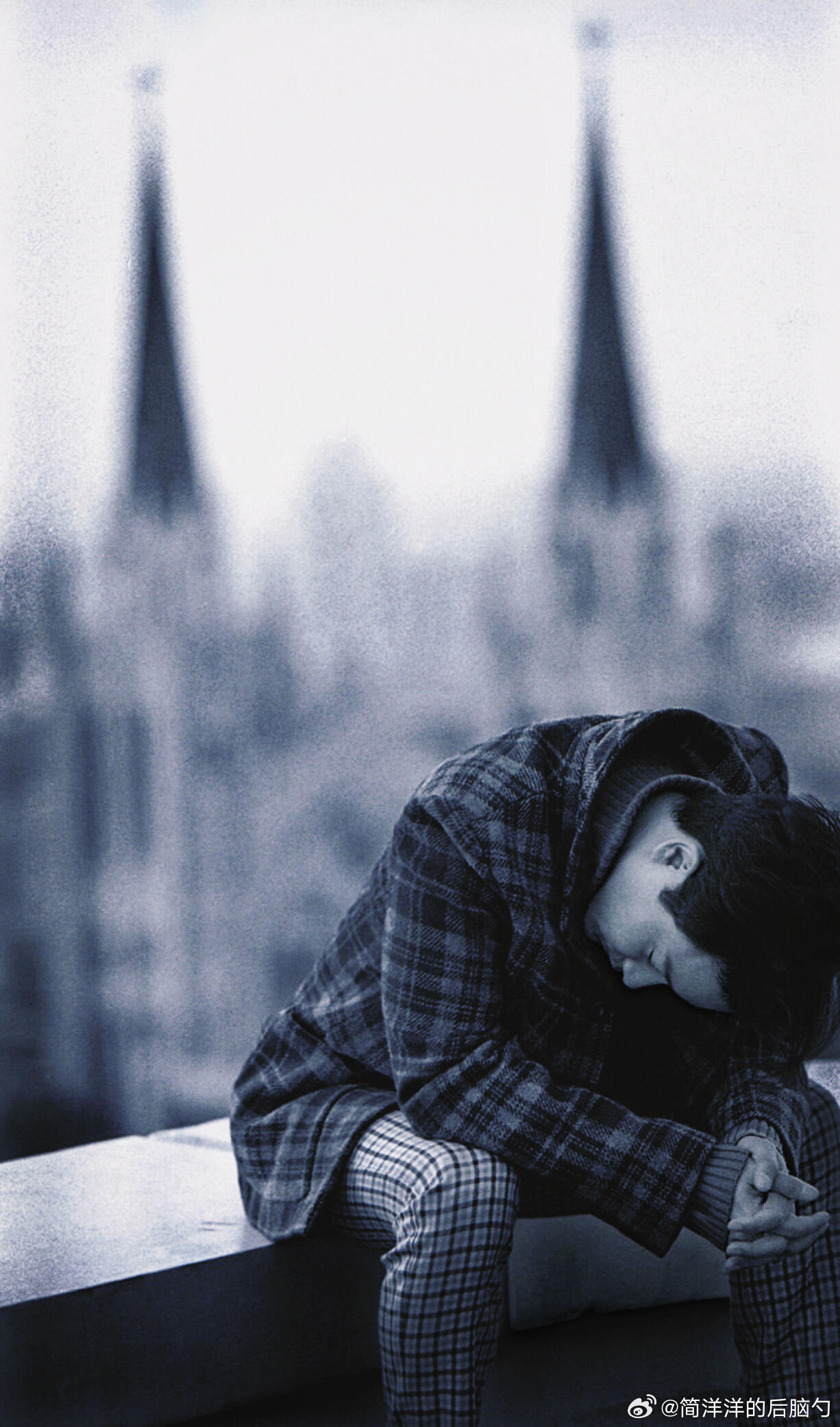 韩国摄影师在张国荣逝世二十三周年祭首次公开了一组照片坐在天台上，风仍在吹 