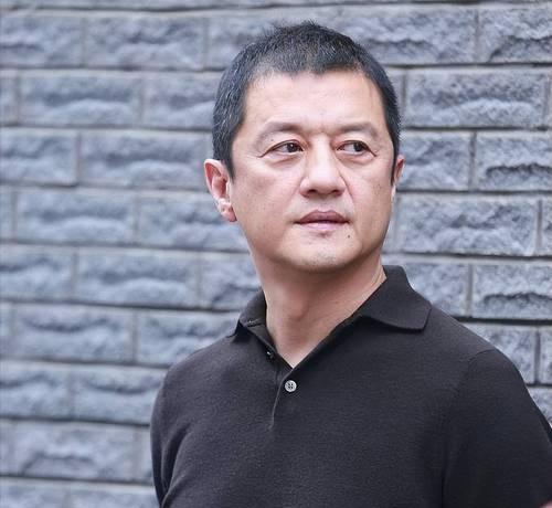 李亚鹏的名字。
又出现在法院最新的执行通告里。
这次是4000万。
数字冷冰冰的