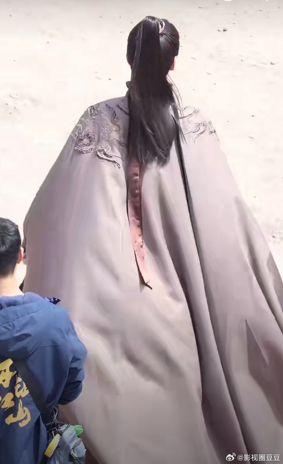 为什么要给杨洋披个窗帘？即便这样还是三人中最好看的！ 