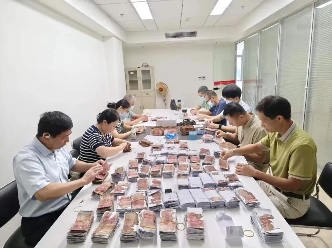 亏大了！湖北麻城，一位老人怕钱被偷、被鼠咬，学老辈人用塑料布把110万现金层层包