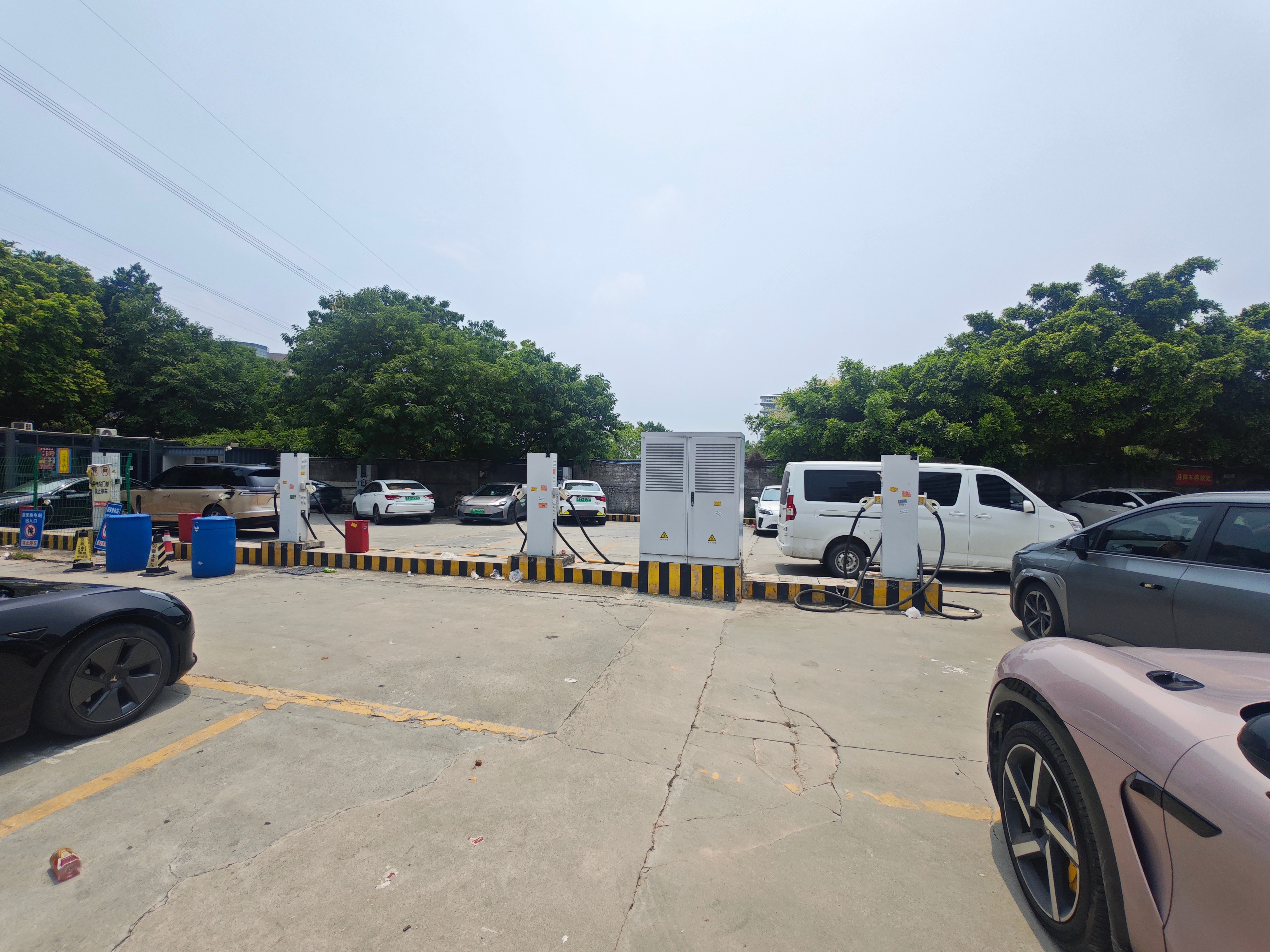 遇到这种臭枪、坏枪，停车歪七扭八，满地垃圾的充电站……真的无比想念比亚迪闪充站这