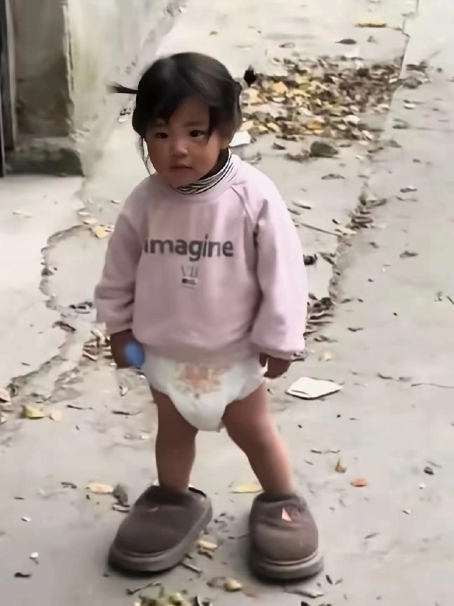 泪酸！爸妈离婚后半年后，妈妈偷偷来看女儿，曾经活泼粘人的小丫头，如今穿着不合身的