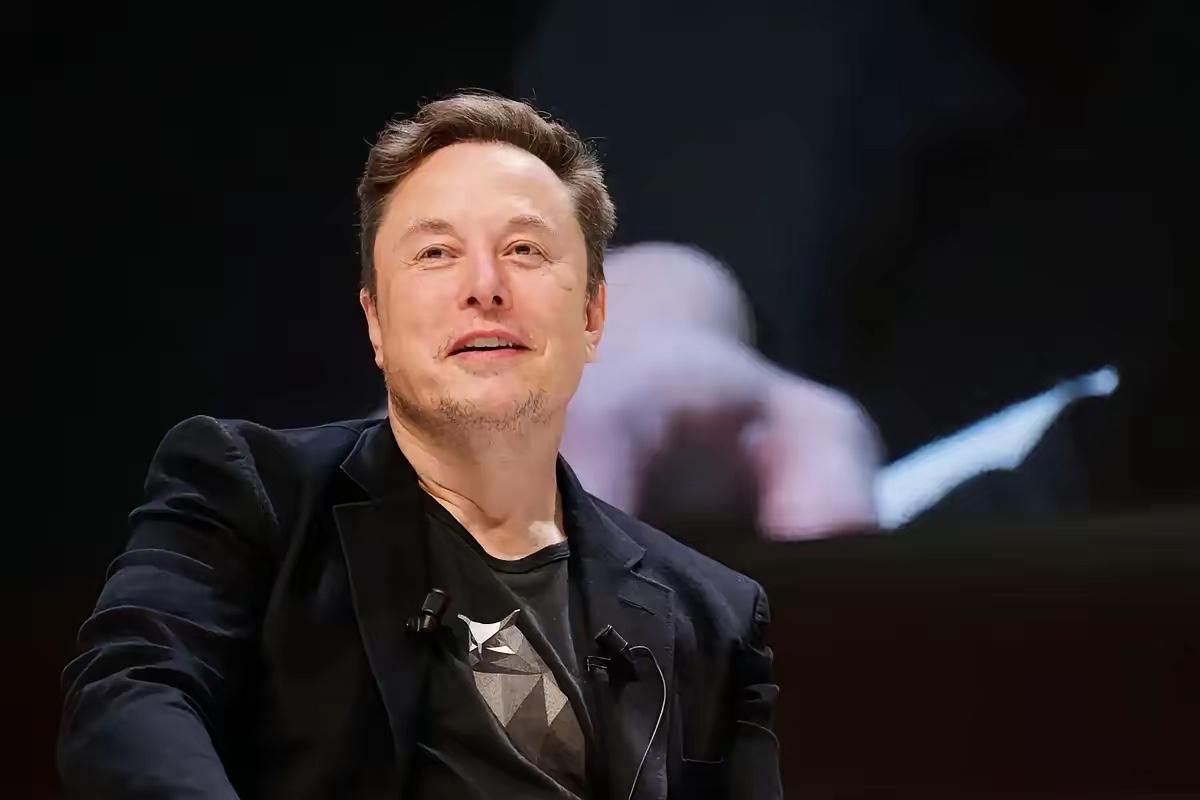 马斯克这手牌打得太绝了！左手把特斯拉FSD送进中国，右手却把SpaceX推向了上