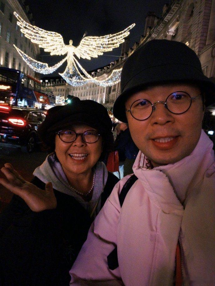 杜海涛晒母亲陪读照 杜海涛晒母亲陪读照，母子俩真的好像啊！杜海涛晒母亲伦敦陪读照