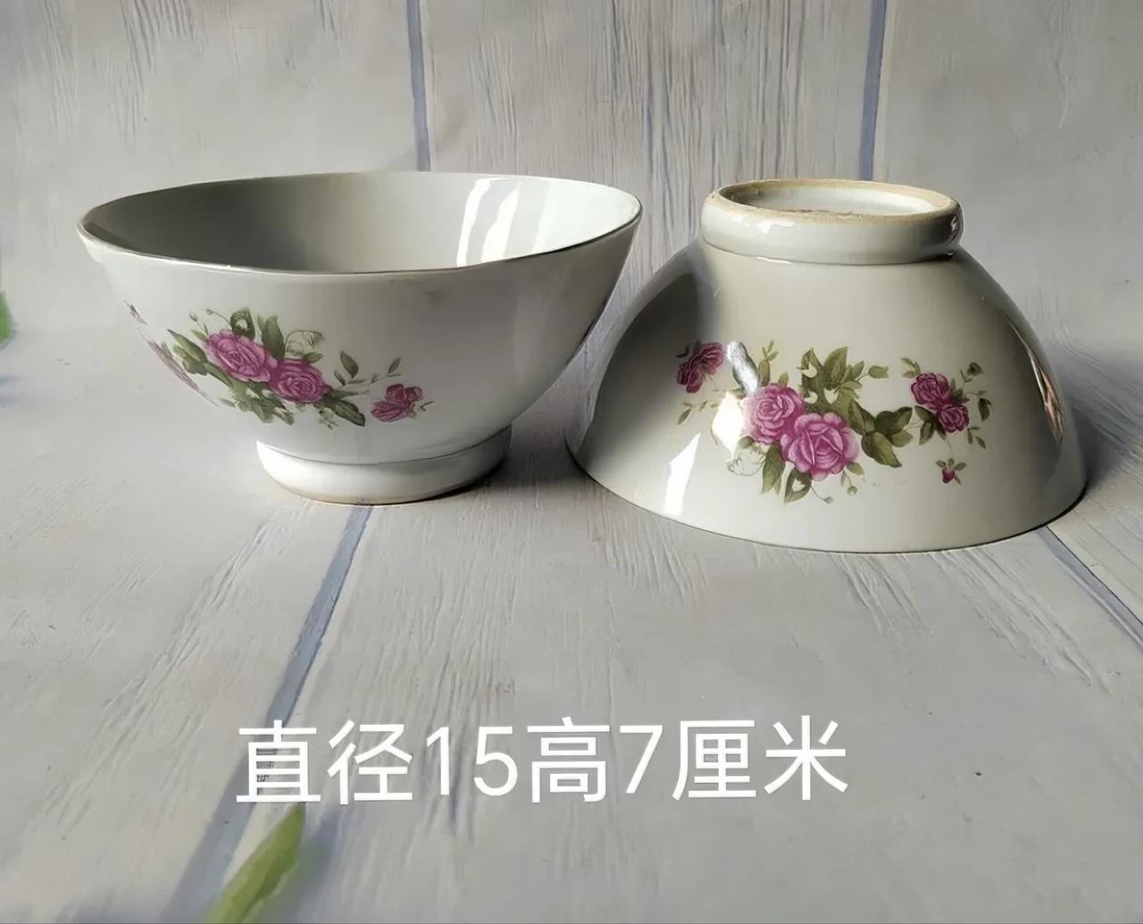 还有人喜欢这样的碗吗？
这是八十年代的老碗，碗体坚实，釉亮温润、稳重，花饰经典、
