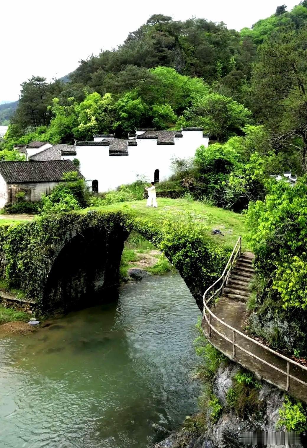 让人遐思的超级网红古桥，安徽绩溪清潭桥，影视取景地
这座古桥再次爆火了，吸引众多